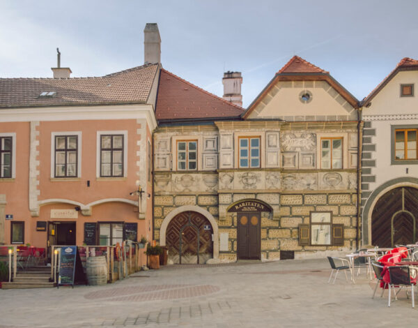 Nature Park Föhrenberge: Husarentempel 496m